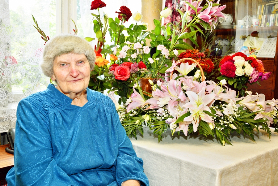 Mirdzu Ezīti jubilejā atcerējās daudzi, par to liecina varenie ziedu pušķi. 
Autors: Ivars Bogdanovs