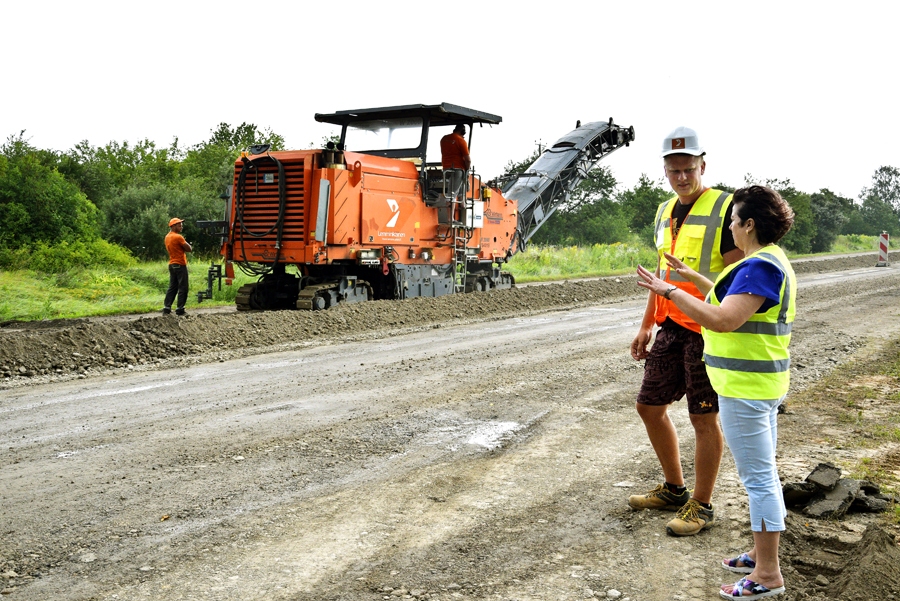 SIA «Lemminkainen Latvija» darbu vadītājs Helvijs Šnepsts un Bauskas novada pašvaldības projektu vadītāja inženierbūvēs Laima Berga spriež par darbu gaitu Elejas ielā Bauskā.
Autors: Ivars Bogdanovs