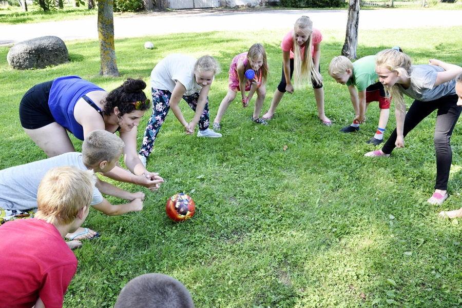 Bērniem un jauniešiem Dāviņos nodarbības vada francūziete Blandine (trešā no kreisās).
Autors: Ivars Bogdanovs