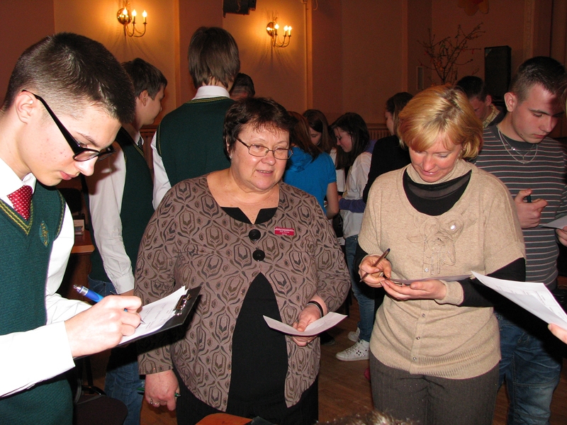 Bauskas Valsts ģimnāzijas vācu valodas skolotāja Anita Borinta ar audzēkņiem savā darba vietā.
Autors: no «Bauskas Dzīves» arhīva