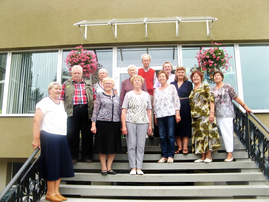 Bauskas 1. vidusskolas absolventi pēc sešdesmit gadiem satikušies uz Bauskas Valsts ģimnāzijas kāpnēm. Organizators Visvaldis Retenais – no kreisās, priekšā – viņa kundze Baiba.
Autors: Solvita Lauzēja