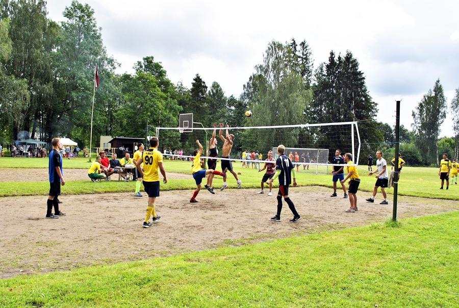 Volejbola laukumā ritēja sīva cīņa starp Vecumnieku un kaimiņu novadu sportistiem. 
Autors: Antra Ērgle