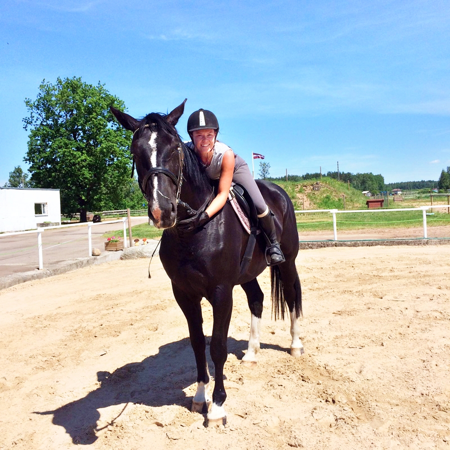 Simona uz Romikas muguras izjādes laikā.
Autors: no Simonas Savickas albuma.