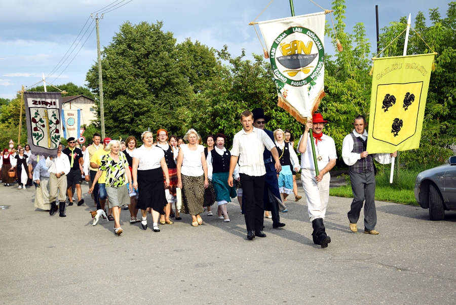 «Ēdampagastu» pārstāvji gājienā uz Uzvaras ciema centru Gailīšu pagastā. 
Autors: Ivars Bogdanovs