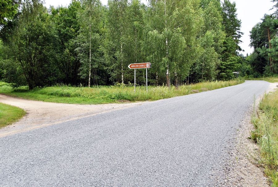 Dzimtmisas ciematā ceļš noklāts ar šķembu mastikas asfaltu, bez putekļiem un bedrēm padarot braukšanu ērtāku gan vietējiem, gan tūrisma objektu apmeklētājiem.
Autors: Antra Ērgle