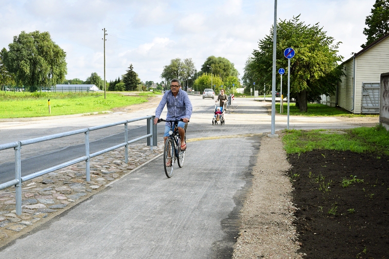 Pa jauno celiņu ērti pārvietoties velosipēdistiem, to izmanto arī māmiņas ar mazuļu ratiņiem. 
Autors: Ivars Bogdanovs