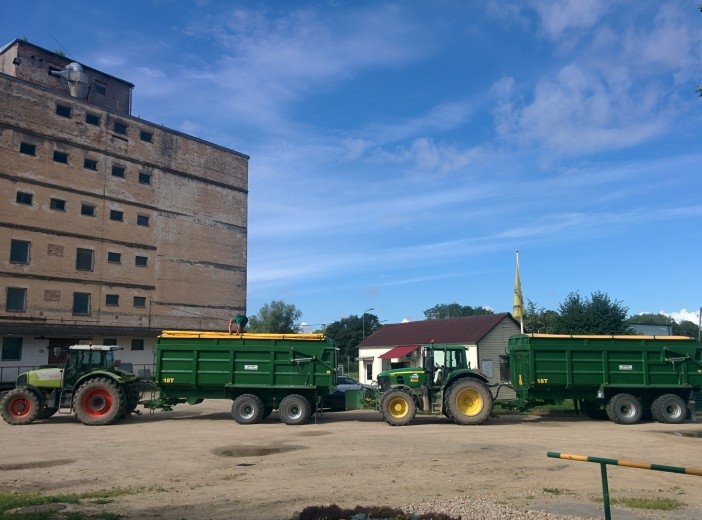 Pirmās divas rapša kravas «Latraps» Bauskas bāzē pieņemtas no saimniecības «Paegļi».
Autors: no latraps.lv