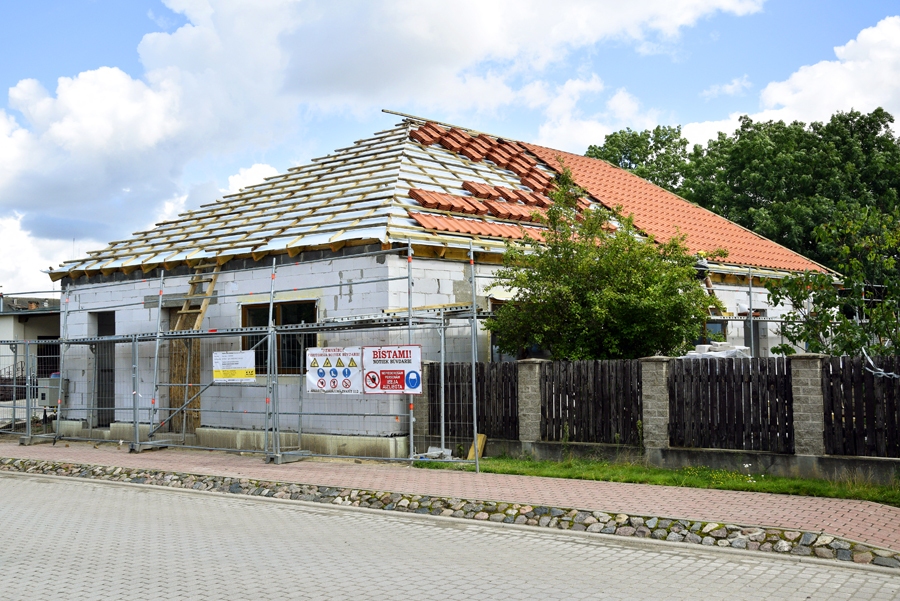 SIA «FF» strādniekiem drīz darbs uz jumta būs jāpārtrauc. Zagļi aizveduši aptuveni pusi jumta segumam paredzēto dakstiņu.
Autors: Ivars Bogdanovs