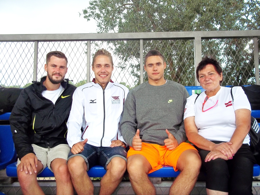 Aina Indriksone (no labās) kopā ar Lauri un Dāvi Kaufmaņiem (vidū).
Autors: no A. Indriksones albuma