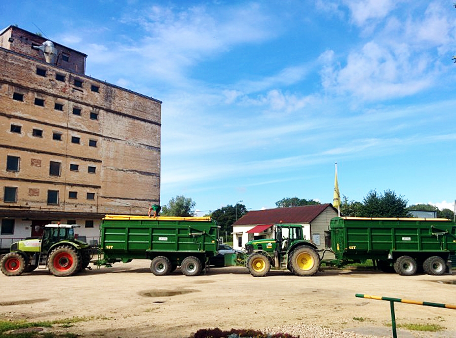 Graudu pieņemšana no Latvijas zemniekiem «Balticovo» pērn septembrī, kad pēc ilgstošām lietavām kulšanas kulminācijas periodā mēdza veidoties vedēju rinda.
Autors: no uzņēmuma albuma.