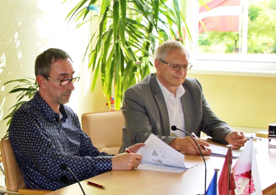 Līgumu par ceļa rekonstrukciju paraksta SIA «Myzone» valdes loceklis Staņislavs Morduhajs-Boltovskojs (no kreisās) un Rundāles novada domes priekšsēdētājs Aivars Okmanis.
Autors: Kristīne Kociņa