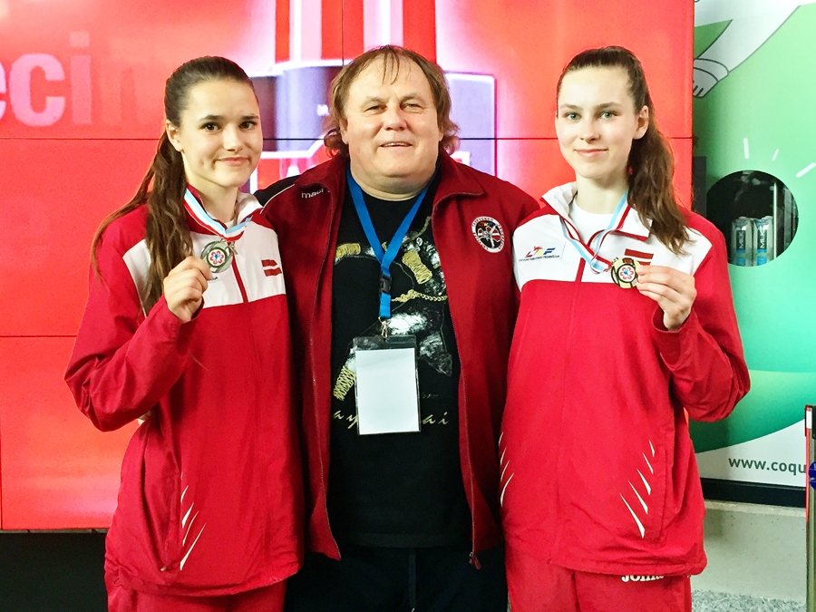 Teikvondo sportistes Inese (no kreisās) un Jolanta Tarvidas kopā ar tēvu Gintautu sacīkstēs Luksemburgā. 
Autors: no personiskā albuma. 