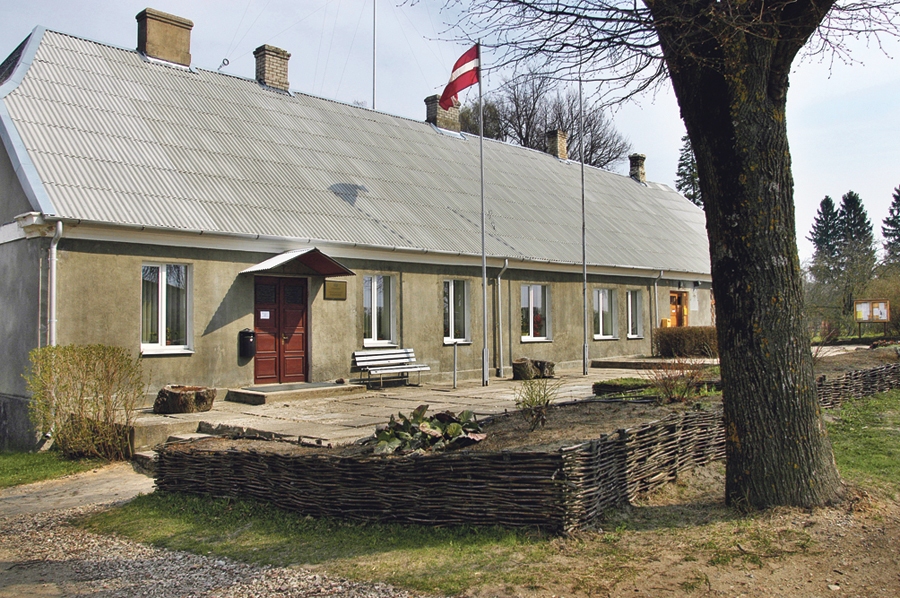 Vecsaules pagastmāja, par spīti sakoptajai ārienei, kļuvusi par simbolu pašvaldības darbinieku iespējamam negodīgumam un neizdarībai.
Autors: no «Bauskas Dzīves» arhīva.