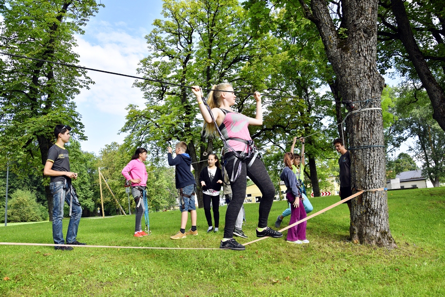 Elizabetei Pļaviņai tūrisma sporta trase starp kokiem un citas nodarbes sagādāja īpašu prieku, jo meitene Iecavā dzīvo nesen un radošajās dienās ieguvusi jaunus draugus.
Autors: Ivars Bogdanovs