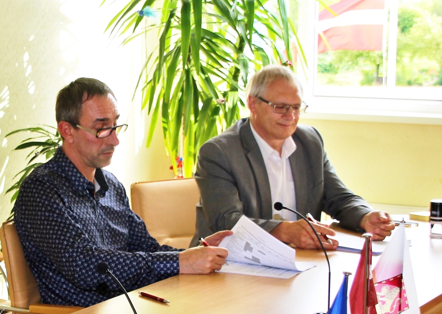 Līgumu par ceļa rekonstrukciju paraksta SIA «Myzone» valdes loceklis Staņislavs Morduhajs-Boltovskojs (no kreisās) un Rundāles novada domes priekšsēdētājs Aivars Okmanis.
Autors: Kristīne Kociņa