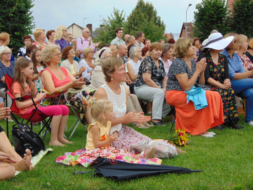 Koncerta sākumā siltajā novakarē skatītāji bija ērti izkārtojušies uz soliem un sedziņām.
Autors: Vilnis Auzāns