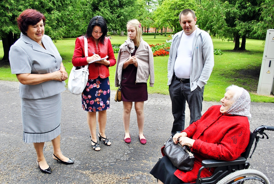 Jūlija Zemļicka (no labās) savulaik Skaistkalnē beigusi pirmās četras klases un 104 gadu vecumā labi atceras mīļākās vietas skolā.