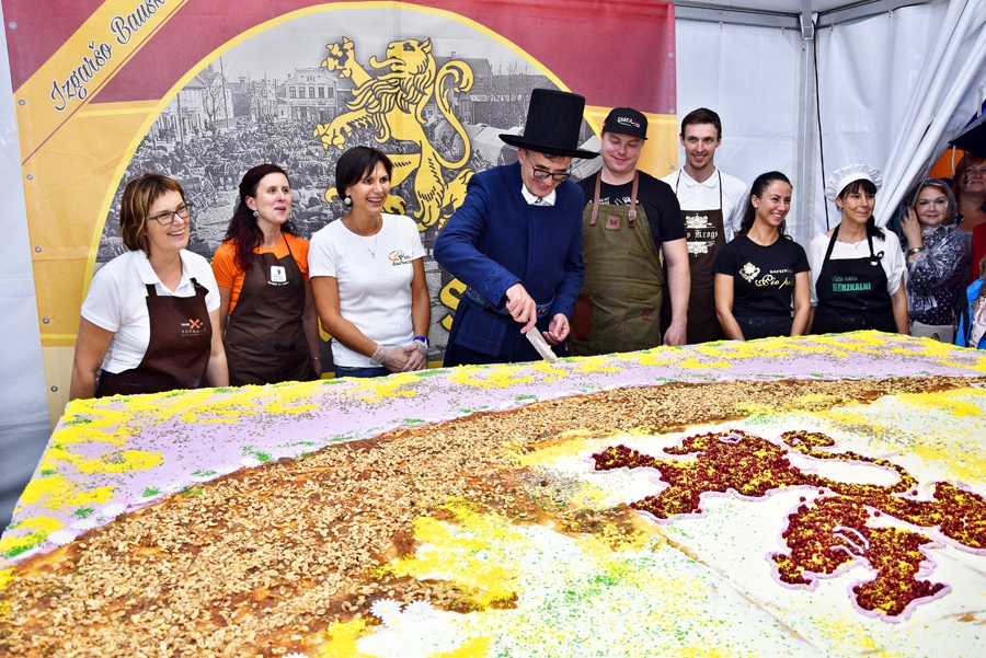 Bauskas dižkūkas meistari Anita Dzelzkalēja (no kreisās), Olga Tarvāne, Zane Rone, Kristaps Ozols, Edgars Kozlovskis, Oksana Barojana un Gunta Smaļķe pirmo gabalu nogriezt uztic Bauskas novada domes priekšsēdētājam, pēc izcelsmes piebaldzēnam Raitim Ābelniekam.
Autors: Ivars Bogdanovs