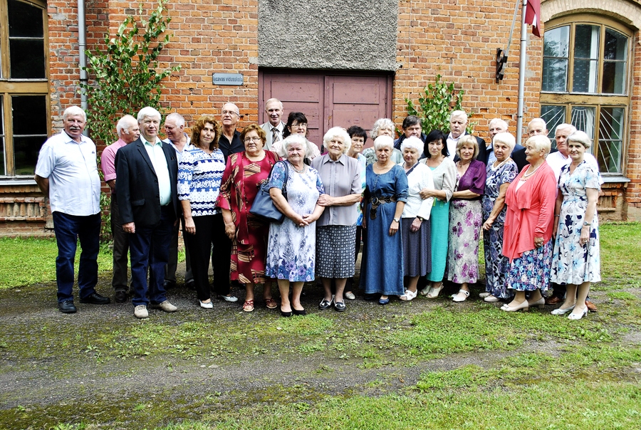 Absolventi pie skolas durvīm mēģināja sastāties tāpat, kā reiz pozējuši izlaiduma fotogrāfijai. 
Autors: Antra Ērgle