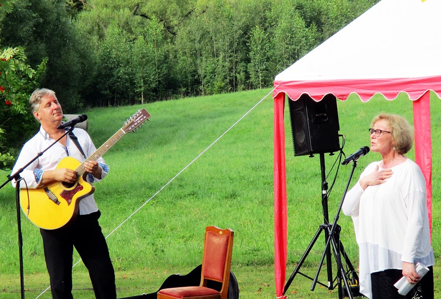 Vallē režisora Alfrēda Amtmaņa-Briedīša 131. dzimšanas dienas atceres pasākumā uzstājās Nacionālā teātra aktieri Lāsma Kugrēna un Juris Hiršs.
Autors: no albuma