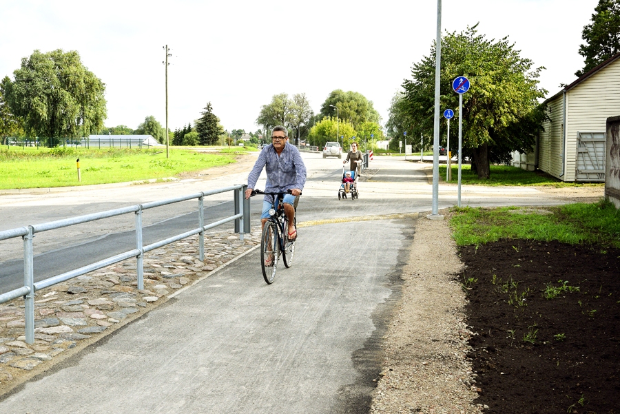 Velosipēdistiem ērti pārvietoties pa jauno celiņu, to izmanto arī māmiņas ar mazuļu ratiņiem. 
Autors: Ivars Bogdanovs