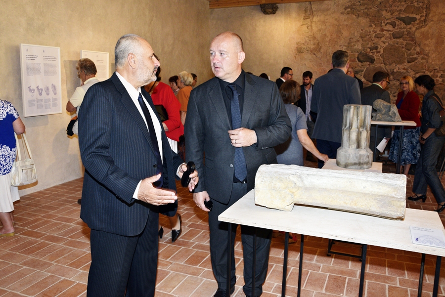 Bauskas pils muzeja direktors Māris Skanis (no kreisās) un Miroslavs Koseks, Čehijas Republikas vēstnieks Latvijā, izstādes atklāšanā.
Autors: Ivars Bogdanovs