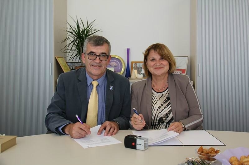 Sadarbības līgumu paraksta Rīgas Pedagoģijas un izglītības vadības akadēmijas rektore Daina Voita un Bauskas novada domes priekšsēdētājs Raitis Ābelnieks.
Autors: no RPIVA albuma