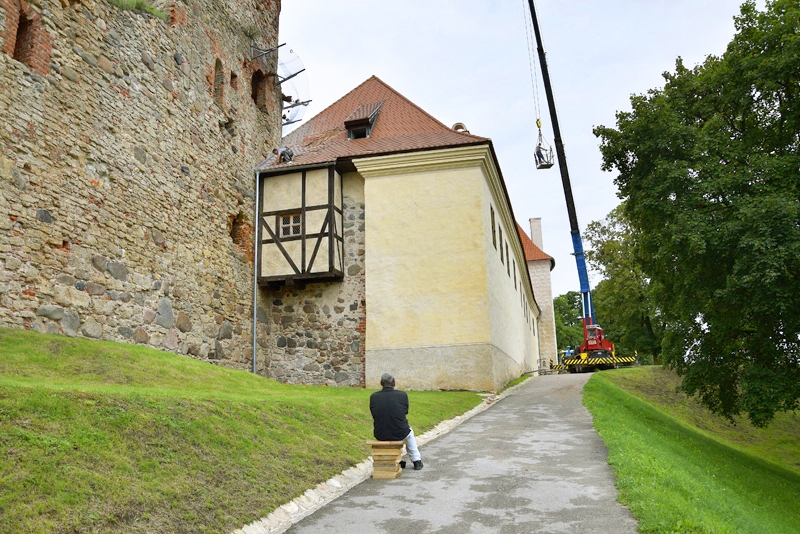 Bauskas pils muzeja darbinieki sestdien, 6. augustā, visu dienu strādāja, lai atjaunotu bojāto pils jumtu. 
Autors: Ivars Bogdanovs