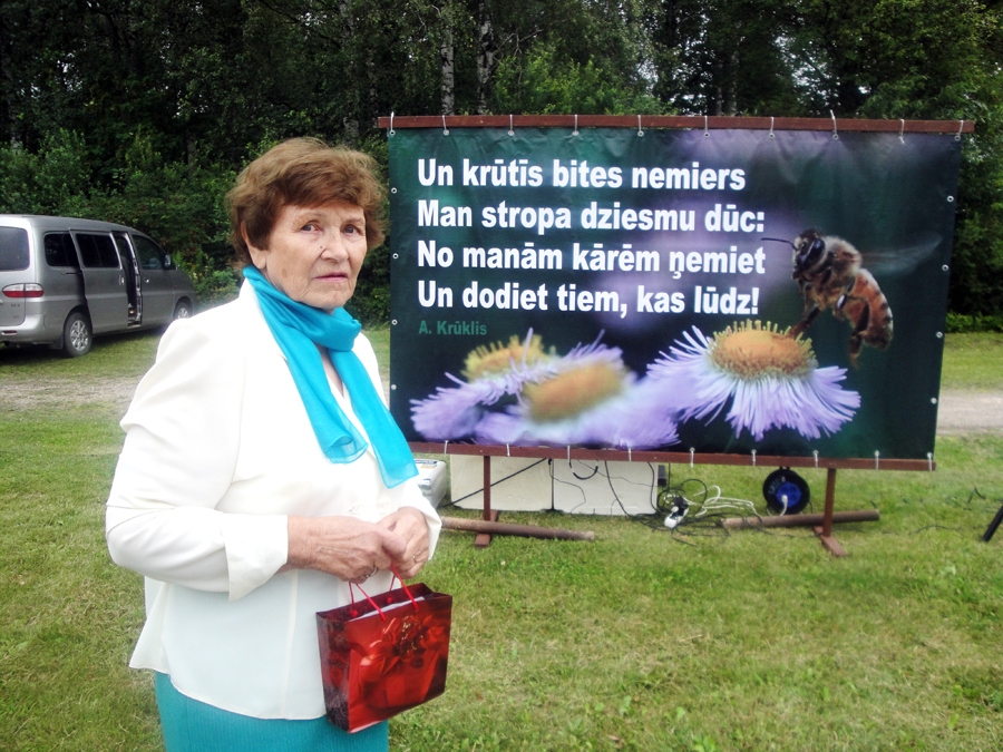 Kornēlija Lukševica no Ogres labi saprotas ar bitēm un biedrības dravniekiem.
Autors: Mārīte Ozoliņa