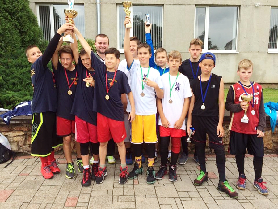 SC «Mēmele» ielu basketbola sacensību kopvērtējuma laureāti 2004. gadā dzimušo un jaunāku spēlētāju grupā.
Autors: Kitija Kizne