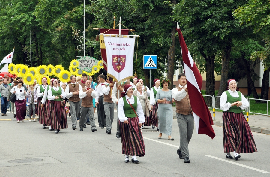 Deju kolektīvs «Vēveri» piedalījās svētku gājienā.
Autors:  Žanna Zālīte
