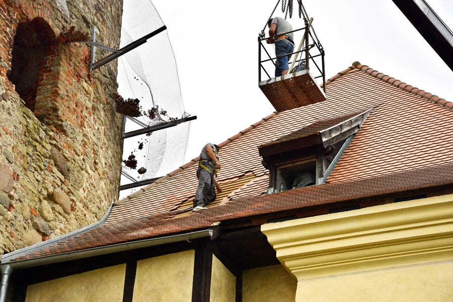 Pils muzeja darbinieki sestdien, 6. augustā, visu dienu strādāja, lai atjaunotu bojāto pils jumtu.
Autors: Ivars Bogdanovs