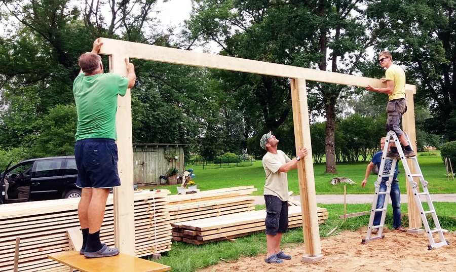 Pirmā talka zaļās klases būvniecībā.
Autors: no skolas arhīva