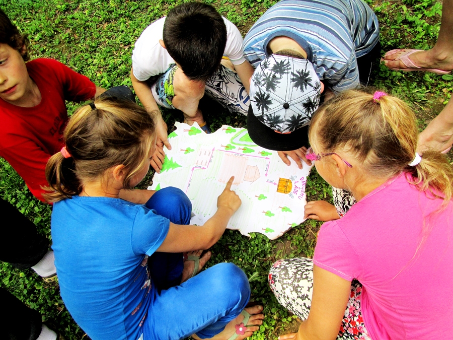 Skolēni aizrautīgi pēta novada vidi.
Autors: no skolas albuma