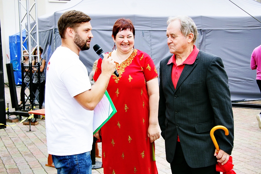 Aigu un Andri Ludvigus sveic projekta «Kāds ir tavs sapnis?» komandas pārstāvis Mārcis Pļaviņš.
Autors: no personiskā albuma