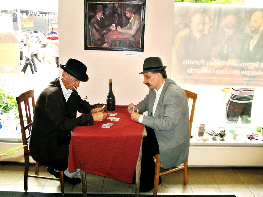 Edvīns Hegenbarts (no kreisās) un Uģis Donerblics atainoja Sezāna pazīstamās gleznas «Spēlmaņi» sižetu, sēžot pie galdiņa tādos apģērbos un pozās, kādas gleznotājs ir atainojis savā kompozīcijā.
Autors: no albuma