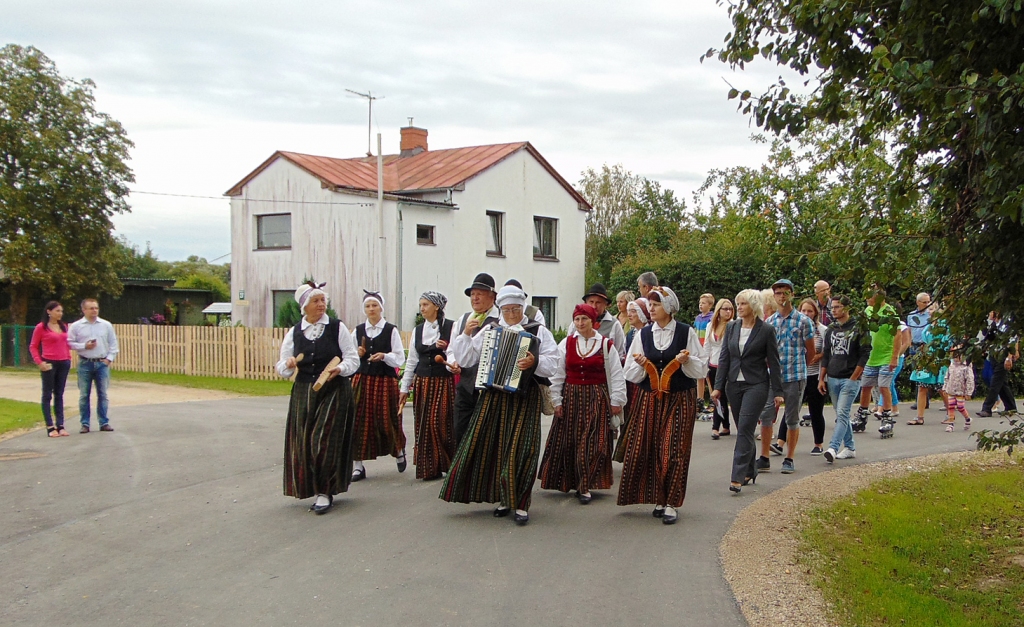 Folkloras kopa «Dreņģeri» vada gājienu pa atjaunotajām ielām Codes pagastā. 
Autors: Vilnis Auzāns