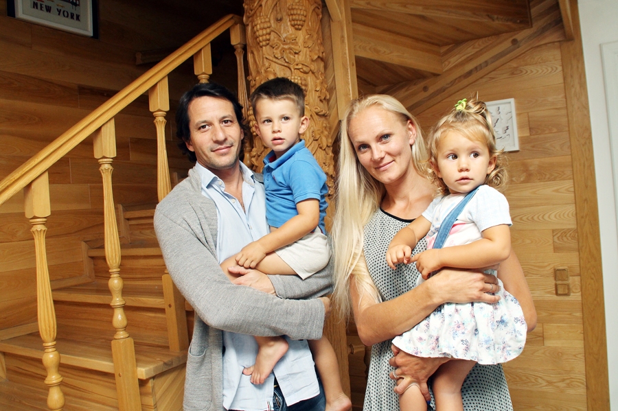 Irēna ar ģimeni – vīru Antonio, bērniem Līgu un Eidenu. Vecākais dēls Kristiāns bija pie vecvecākiem. 
Autors: Uldis Varnevičs