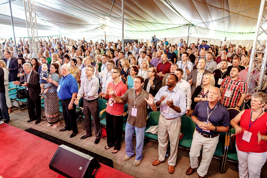Konferences dalībnieki vienojas kopīgā slavēšanā.
Autors: MARKELS ZALUCKIS
