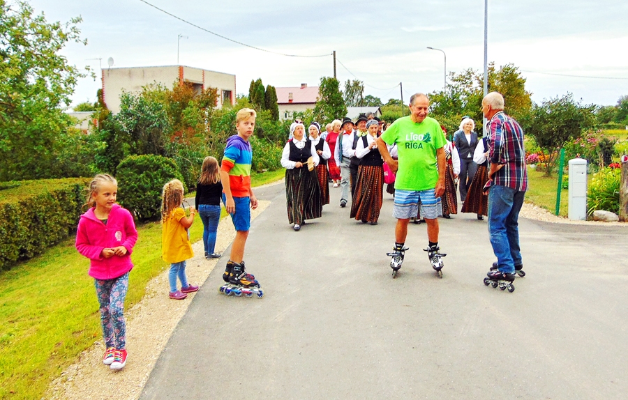 
Dreņģerkalna un Torņa ielas jaunais segums lieliski piemērots skrituļošanai, saka Markuss Jākobsons (no kreisās), Viktors Gulbis un Jānis Osis. Svētību un ilgu kalpošanu rekonstruētajām ielām vēlēja folkloras kopa «Dreņģeri». 
Autors: Vilnis Auzāns
