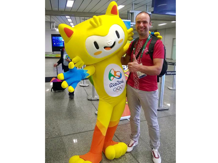 Dainis Upelnieks kopā ar olimpiādes talismanu. 
Autors: no D. Upelnieka albuma