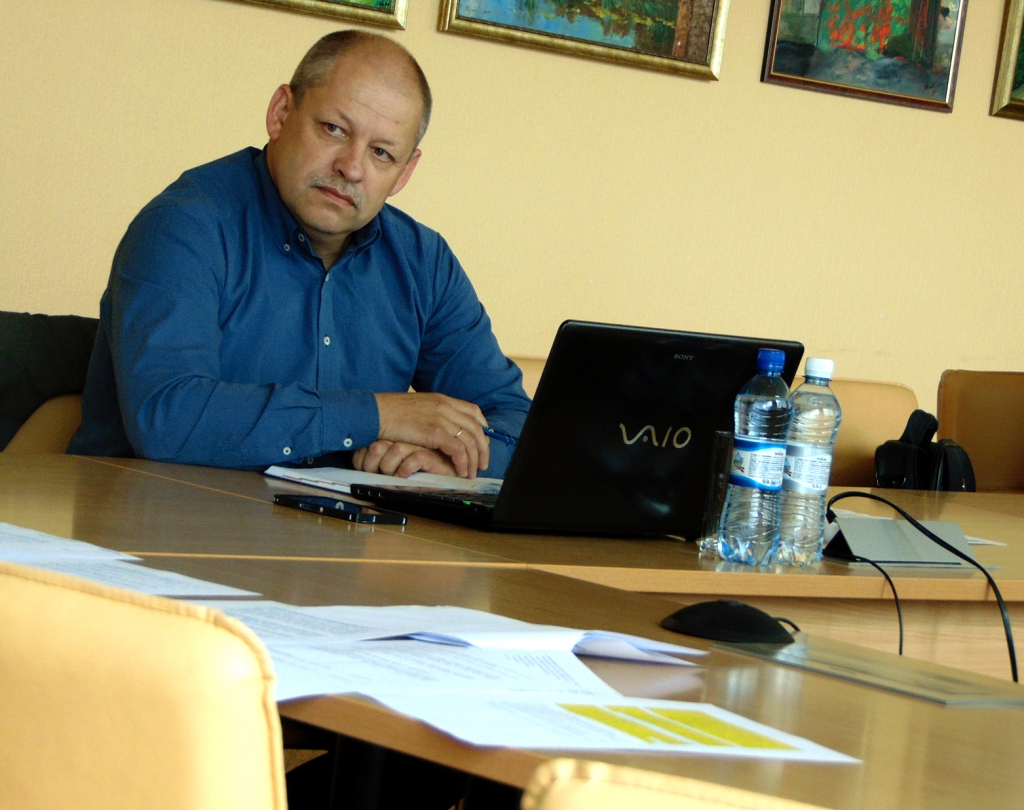 Deputātam Aleksandram Novickim izdevās pārliecināt kolēģus vides un attīstības komitejā par darba grupas izveidi novada iedzīvotāju interešu aizstāvībai, kā arī biedrības «Sporta klubs «Bauskas zemgaļi»» šautuves ilgtermiņa darbības nodrošināšanai.
Autors: Vilnis Auzāns