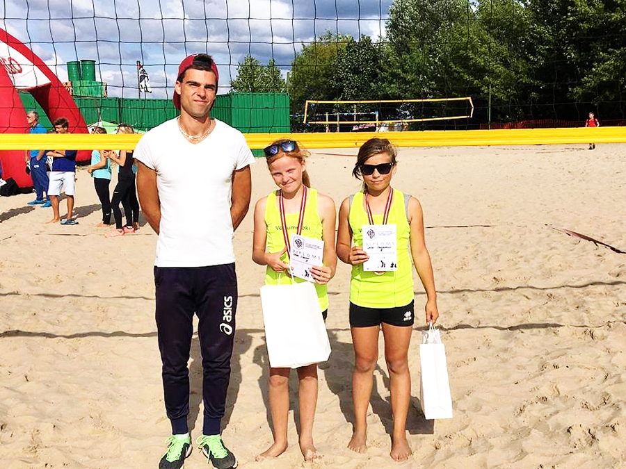 Treneris Rinalds Zariņš gandarīts par Leldes Liberes un Leldes Zandbergas medaļu.
Autors: no komandas albuma