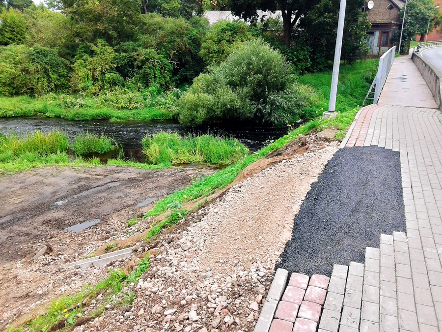 Bruģa ietves bojājums salabots ar asfalta ielāpu.
Autors: Antra Ērgle