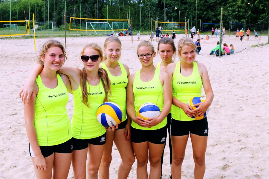 Vecumnieku sporta skolas volejbola nodaļas audzēknes Laura Libere, Aiga Andra Dručka, Undīne Laura Šulce, Katrīna Lavrinoviča, Egija Saule, Rebeka Vietniece. 
Autors: no komandas albuma