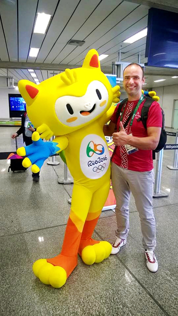 Dainis Upelnieks kopā ar Olimpiādes talismanu.
Autors: no D. Upelnieka albuma