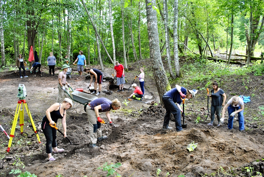 Izrakumi «Asaru» manufaktūrā saista gan Latvijas Vēstures institūta un ārvalstu arheologus, gan Bauskas muzeja speciālistus un vietējos novadpētniekus.
Autors: Māris Krūmiņš