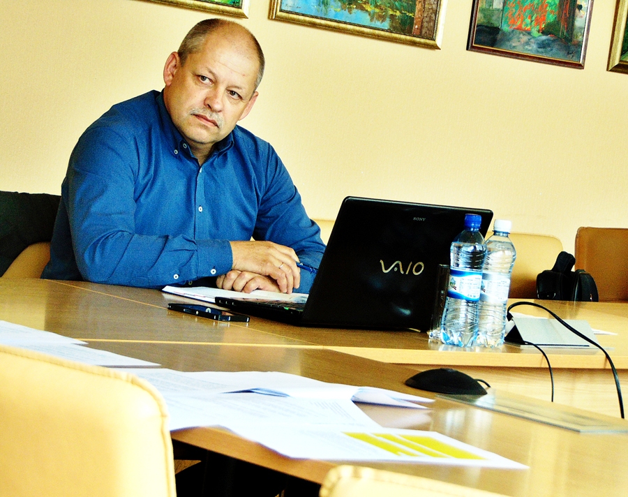 Deputātam Aleksandram Novickim izdevās pārliecināt kolēģus vides un attīstības komitejā par darba grupas izveidi novada iedzīvotāju interešu aizstāvībai.
Autors: Vilnis Auzāns