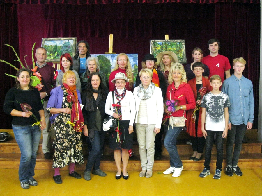 Svitenes piektā mākslas plenēra dalībnieku kopbilde.
Autors: no simpozija albuma