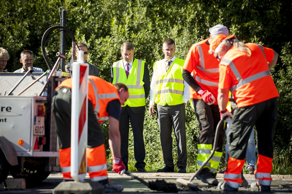 Parauga izņemšanas vietu strādnieki aizbilda ar asfalta segumu. Procesu vēro atbildīgās amatpersonas, tostarp satiksmes ministrs Uldis Augulis, kā arī Vecumnieku novada vadība. 
Autors: Renārs Koris (LVC)